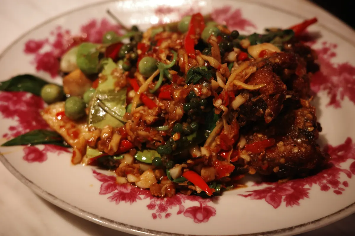 カラスのタイ料理屋「อืกา」